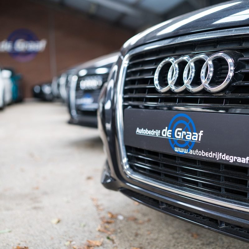 Audi met het kentekenplaatje van Autobedrijf De Graaf