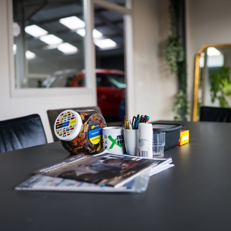 Tafel bij Autobedrijf De Graaf waar je aan kunt schuiven