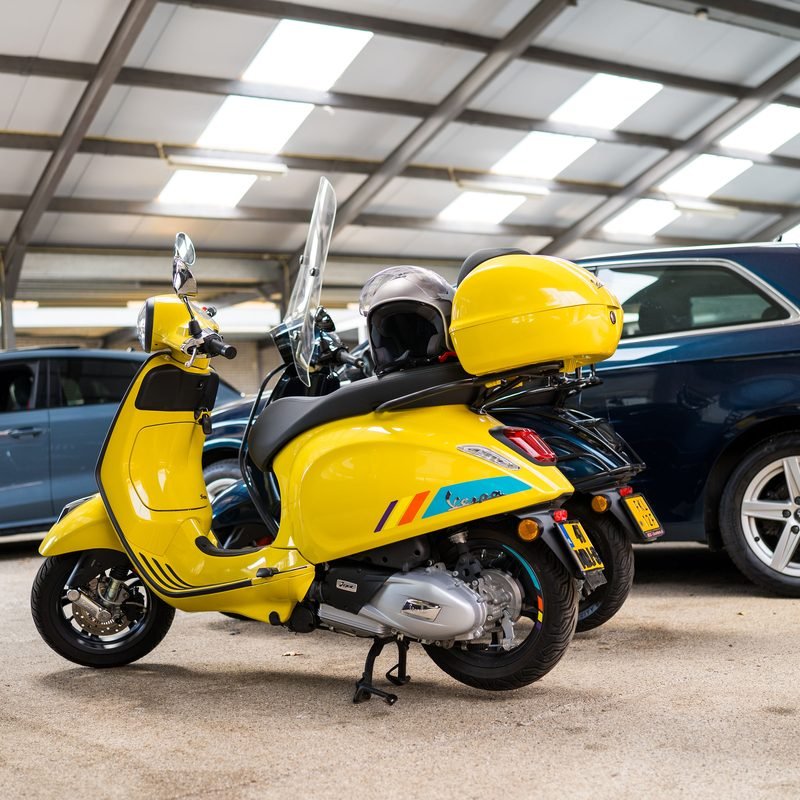 Gele Vespa in de showroom van Autobedrijf De Graaf