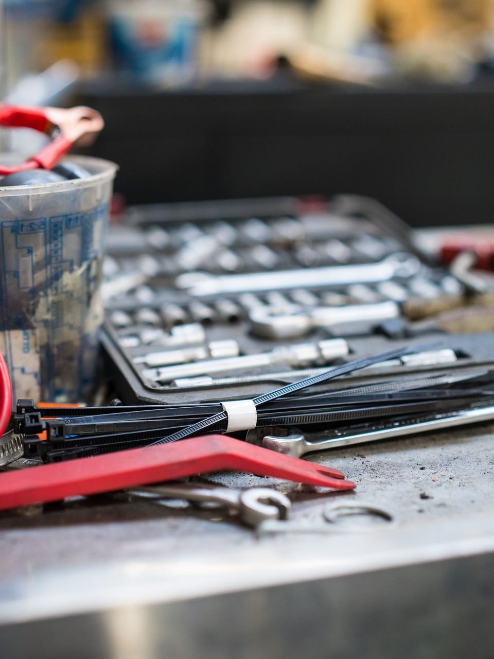 Gereedschap en doppenset op de werkbank