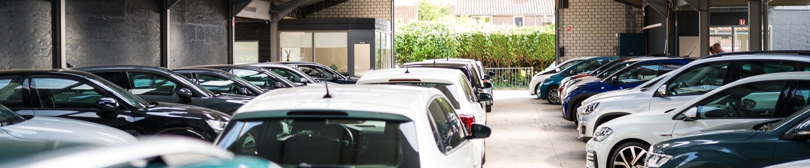 Rijen occasions in de showroom van Autobedrijf De Graaf